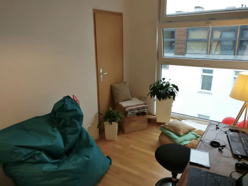 Usability-Labor mit Sitzsack, warmer Beleuchtung, Pflanzen, Decken, Kissen, gemütlicher Atmosphäre für Usability-Tests mit Kindern